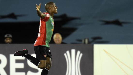 Mathías Acuña celebra un gol con Boston River, en el estadio Centenario de Montevideo, el 9 de febrero de 2023.