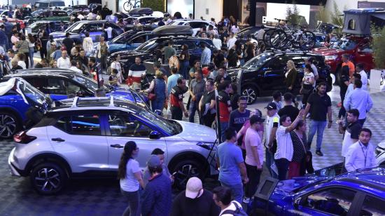 Exhibición de carros en la feria Automundo 2024, celebrada del 29 de agosto al 1 de septiembre, en Quito. Imagen referencial.