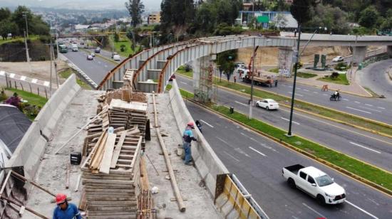 Obreros trabajan en el intercambiador de Conocoto, en diciembre de 2024.