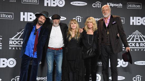 Mike Campbell, John McVie, Stevie Nicks, Christine McVie y Mick Fleetwood de Fleetwood Mac posan en la ceremonia de incorporación al Salón de la Fama del Rock & Roll 2019 en el Barclays Center el 29 de marzo de 2019 en la ciudad de Nueva York.