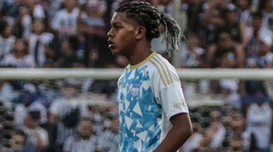 Luis Fragozo, ofensivo de Emelec, debutó con 14 años ante Alianza Lima, el 12 de enero de 2024.