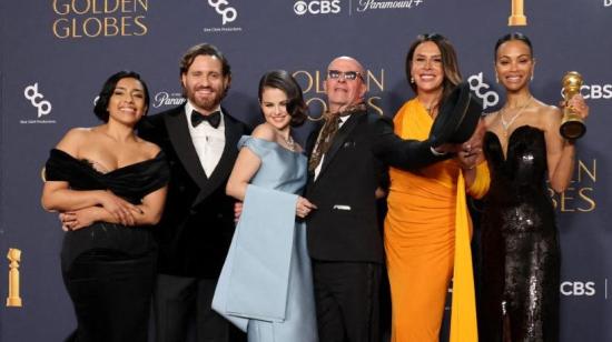 Adriana Paz, Edgar Ramírez, Selena Gomez, Jacques Audiard, Karla Sofía Gascón y Zoe Saldana en los Premios Golden Globe, en enero de 2025.