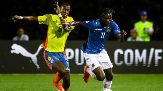 Alejandro Ararat de Colombia disputa un balón con Allen Obando de Ecuador en el Sudamericano Sub 20, el 28 de enero de 2025.