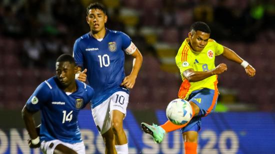 Royner Benítez de Colombia disputa un balón con Kendry Páez y Maikel Caicedo, de Ecuador, en el Sudamericano Sub 20 de Venezuela, el 28 de enero de 2025.