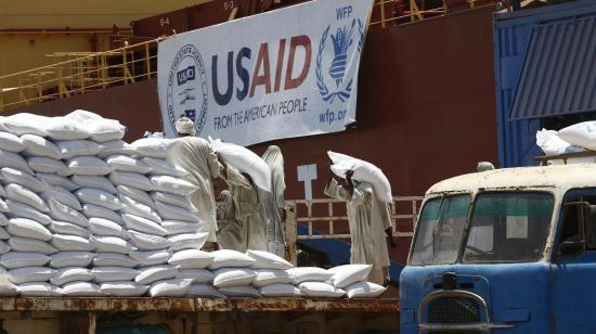 Trabajadoras sudaneses retiran cargamento enviado por la entidad de ayuda internacional de Estados Unidos, USAID, en un puerto de Sudán, en 2018.