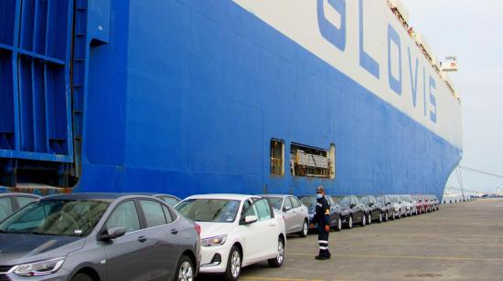 Descarga de carros importados en el Puerto de Manta. Foto referencial, junio de 2022.