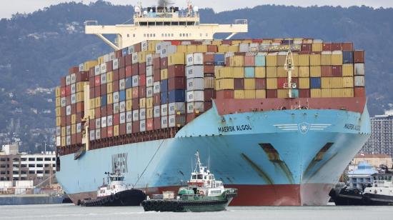 Un buque de carga transporta contenedores desde el puerto de Oakland, en California, Estados Unidos, en febrero de 2025.