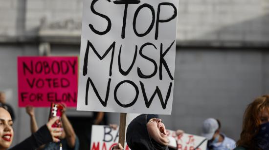 Un hombre sostiene un cartel que dice 'Paren a Musk ahora' en una manifestación en contra de las políticas del presidente de Estados Unidos, Donald Trump, en Los Ángeles, el 6 de febrero de 2025.