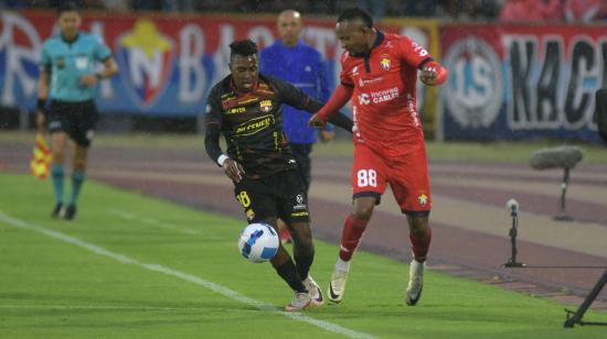 El Nacional y Barcelona SC, en un partido por la LigaPro, el 5 de octubre de 2025.