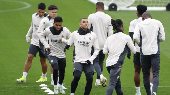 Los jugadores del Real Madrid entrenan en la víspera del partido de ida de los octavos de final de la Champions League, el 3 de marzo de 2025.