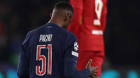 Willian Pacho, del PSG, durante el partido de ida de los octavos de final de la UEFA Champions League ante el Liverpool, el 5 de marzo de 2025.