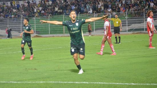 Miguel Parrales, delantero de Orense, celebra uno de sus goles en la victoria del 10 de marzo de 2025 ante Técnico Universitario, en el estadio 9 de Mayo.