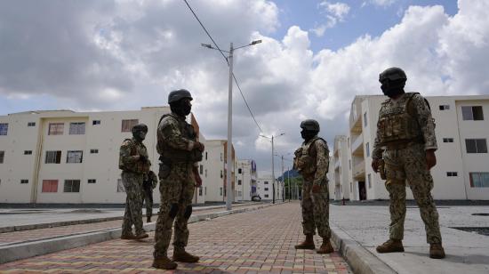 Militares patrullan calles desiertas del plan habitacional de interés social Sueño Guayaquileño (conocido como Socio Vivienda 4), en el noroeste de Guayaquil, el 7 de marzo de 2025, tras la masacre de Socio Vivienda 2 el día anterior.