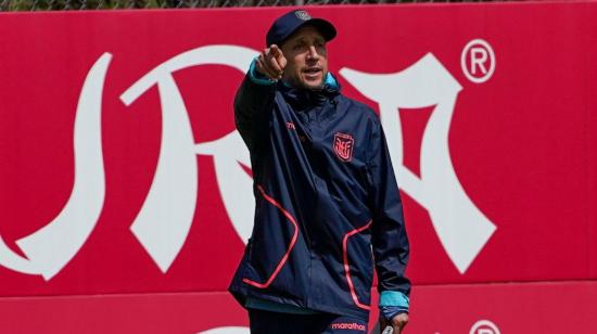 Juan Carlos Burbano de Lara dirige un entrenamiento con la Selección Sub 17 en Quito, el 13 de marzo de 2025.