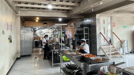 Elaboración de platos de comida en la planta de producción de la empresa de catering Trofigourmet.