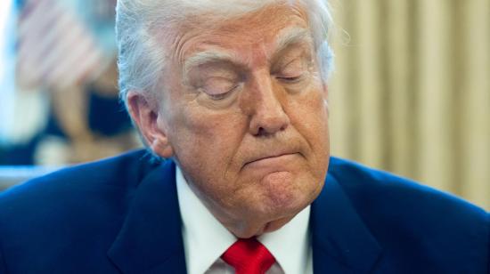 El presidente de Estados Unidos, Donald Trump, hace un gesto mientras firma órdenes ejecutivas en la Casa Blanca, en Washington, el 9 de abril de 2025.