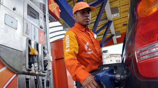 Un trabajador de una estación de servicio en Cuenca, carga gasolina a un carro, el 12 de marzo de 2025.