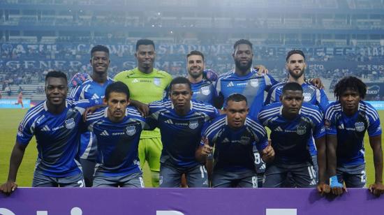 La plantilla de Emelec antes de medir a Libertado por la LigaPro, el viernes 11 de abril de 2025.