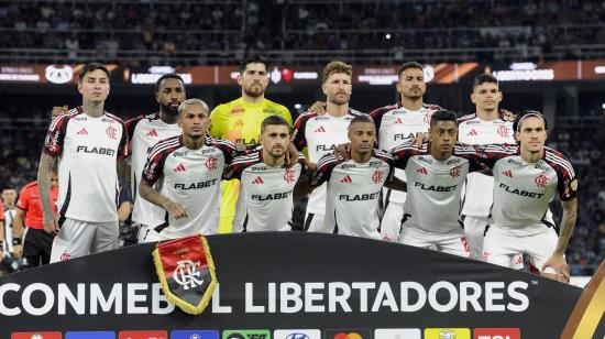 Los jugadores de Flamengo posan antes del partido contra Central Córdoba, el 7 de mayo de 2025.