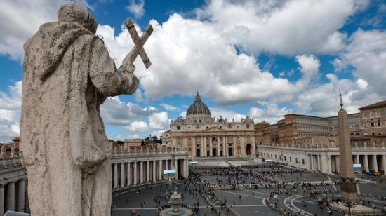 Nubes sobre la Plaza de San Pedro en el segundo día del cónclave, en la Ciudad del Vaticano, este jueves 8 de mayo de 2025.