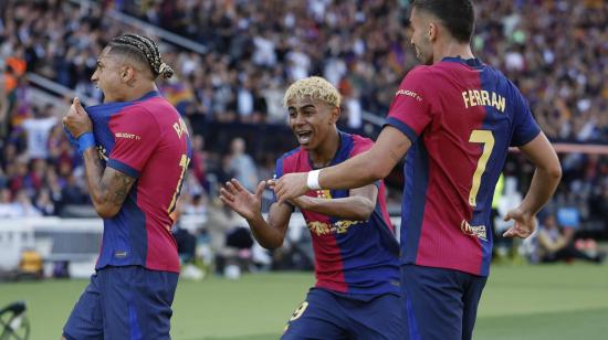 Los jugadores del FC Barcelona celebran uno de los goles de Raphinha, en la victoria 4-2 sobre el Real Madrid, el 11 de mayo de 2025.