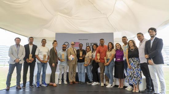 Los entrenadores de fútbol que formaron parte del programa recibieron un reconocimiento en la ceremonia de clausura, el viernes 9 de mayo de 2025.