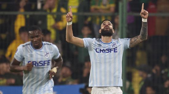 Jhon Chancellor (d), defensa de Universidad Católica, celebra el gol ante Defensa y Justicia, en el partido jugado el miércoles 14 de mayo de 2025, por la Copa Sudamericana.