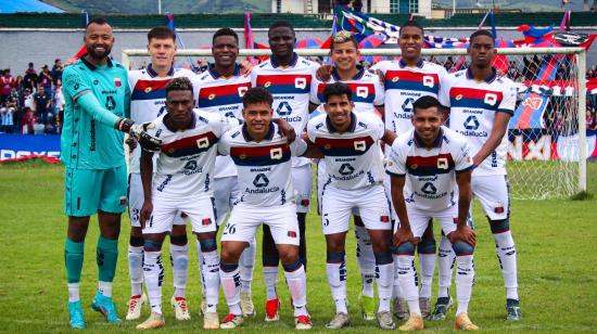 Los jugadores de Deportivo Quito posan para una foto antes de enfrentar a Rumiñahui, en Machachi, el 18 de mayo de 2025.