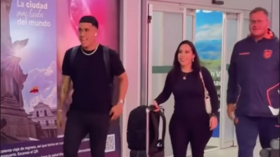 El jugador ecuatoriano Kendry Páez, luego de arribar a Ecuador, el miércoles 21 de mayo de 2025.