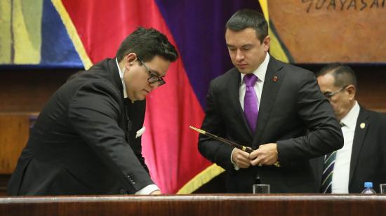 El presidente Daniel Noboa preparándose para asumir el poder, en la Asamblea Nacional, el 24 de mayo de 2025.