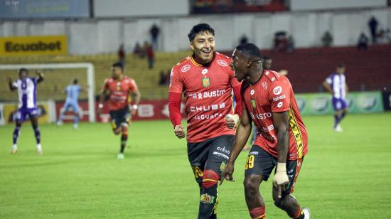 Fotografía de jugadores del Deportivo Cuenca el 6 de Mayo de 2025 en el estadio Alejandro Serrano Aguilar.