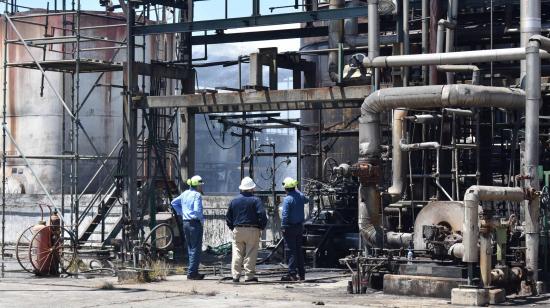 Recorrido de autoridades por la Refinería Esmeraldas luego del incendio del 26 de mayo de 2025.