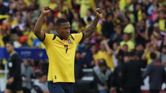 Pervis Estupiñán de Ecuador celebra el final de un partido de las eliminatorias sudamericanas para el Mundial de 2026 entre las selecciones de Ecuador y Venezuela en el estadio Rodrigo Paz Delgado en Quito