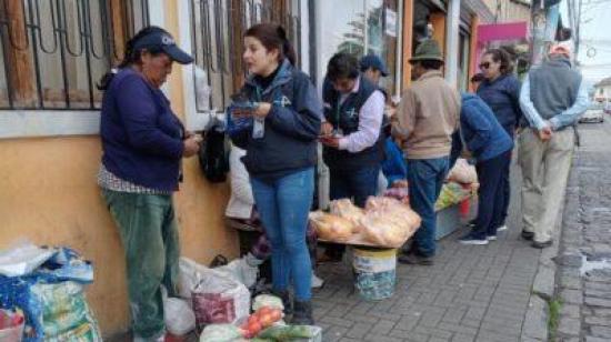 Comerciantes sancionados por personal del Municipio de Quito, en marzo de 2025.