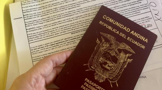 Carmen muestra el documento de su asilo en trámite. Tuvo que haber recibido su permiso de trabajo hace mas de un mes. Aún espera respuesta.