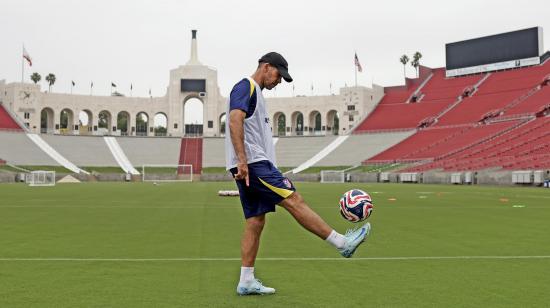 Diego Simeone, DT de Atlético de Madrid, durante un entrenamiento en Los Ángeles, el 12 de junio de 2025.