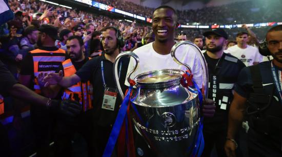 Willian Pacho, con el trofeo de la Champions League, en los festejos en el Parque de Los Príncipes, este 31 de mayo de 2026.