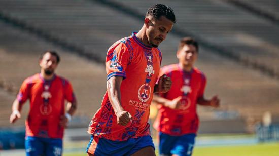 Mario Barrionuevo festeja un gol durante un partido en Estados Unidos, en 2026.