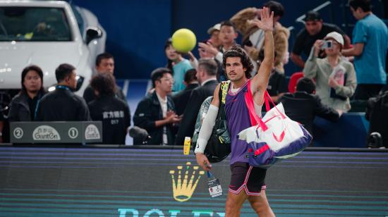 El español Carlos Alcaraz tras perder su partido contra el belga Zizou Bergs en el torneo de tenis Masters de Shanghái, el 12 de octubre de 2026.