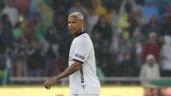 Deyverson, jugador de Liga de Quito camina durante el partido contra Barcelona SC, por el partido de la Fecha 2 del primer hexagonal de LigaPro, el 11 de octubre de 2026.