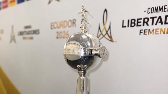 El trofeo de la Copa Libertadores Femenina exhibido durante el sorteo de la fase de grupos de la edición 2026 que se disputará en Ecuador.