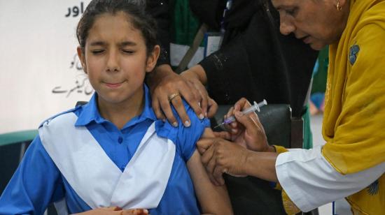 Una enfermera coloca la vacuna contra el virus del papiloma humano a una menor de edad en Pakistán, 24 de septiembre de 2025.