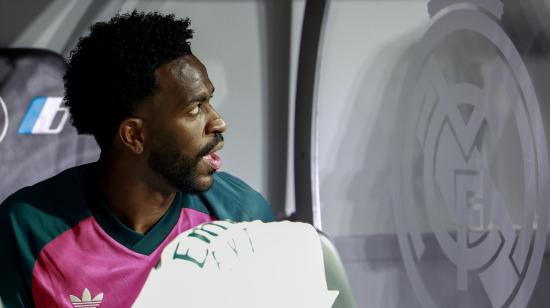 El delantero del Real Madrid Vinicius Junior, en el banquillo antes del partido de LaLiga ante el Villarreal CF, el sábado 10 de octubre de 2026.