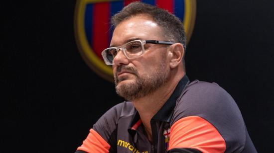 Pablo Trobbiani, durante una rueda de prensa en el estadio Banco Pichincha, el 15 de octubre de 2026.