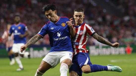 Lisandro Martínez defendiendo el balón ante Alejandro Grimaldo durante el partido entre Atlético de Madrid y Manchester United el pasado martes 13 de octubre de 2026.