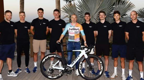 Andrés Iniesta, junto a los integrantes del NSN Cycling Team, el 15 de febrero de 2026.