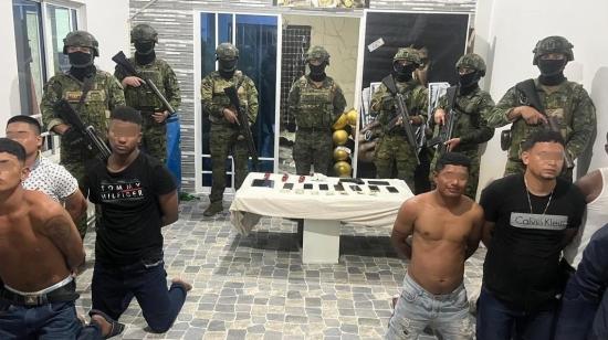 Miembros de Fuerzas Armadas durante la detención el 11 de octubre en Daule, Guayas, de ocho personas sospechosas de pertenecer al grupo criminal Los Fatales.
