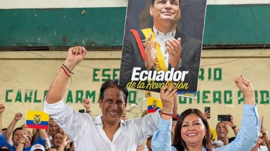 José Francisco Cevallos y Sofía Espín sostienen la imagen de Rafael Correa en un acto realizado el 27 de septiembre de 2026.