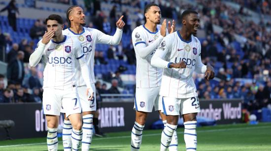 Moisés Caicedo, jugador del Chelsea celebra el gol junto a sus compañeros, en el partido frente al Everton, por la Fecha 7 de la Premier League, el 17 de octubre de 2026.