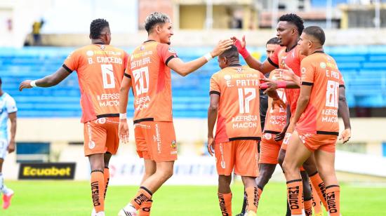 Jugadores de Libertad FC celebran el gol, en el partido frente a Guayaquil City, por la Fecha 3 del cuadrangular de la LigaPro, el 17 de octubre de 2026.